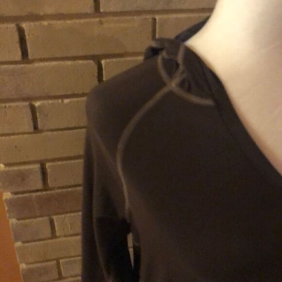 Mountain hardware women’s pullover with hoodie - Picture 3 of 5